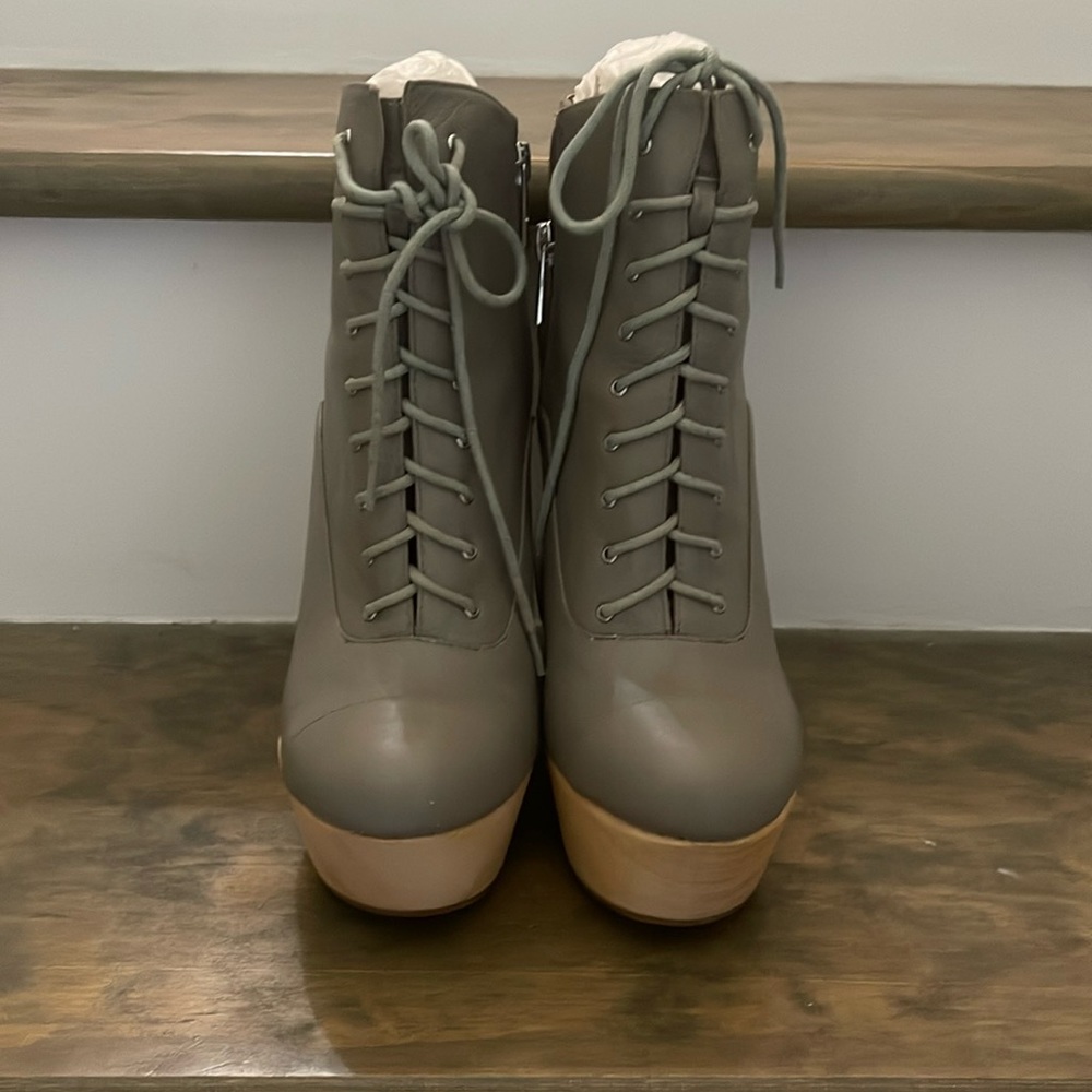 KELSI DAGGER - ADABELLA - TAUPE LEATHER - SIZE 8